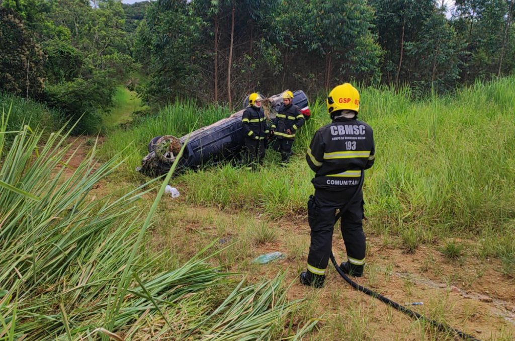 Mulher é conduzida ao hospital após capotar o carro em Gaspar