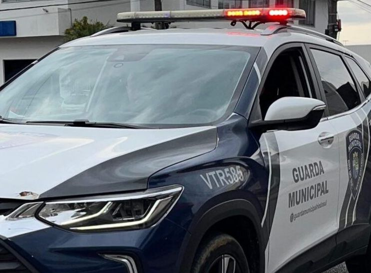 Motorista bêbado cai em vala e acaba preso com R$ 13 mil em débitos do carro