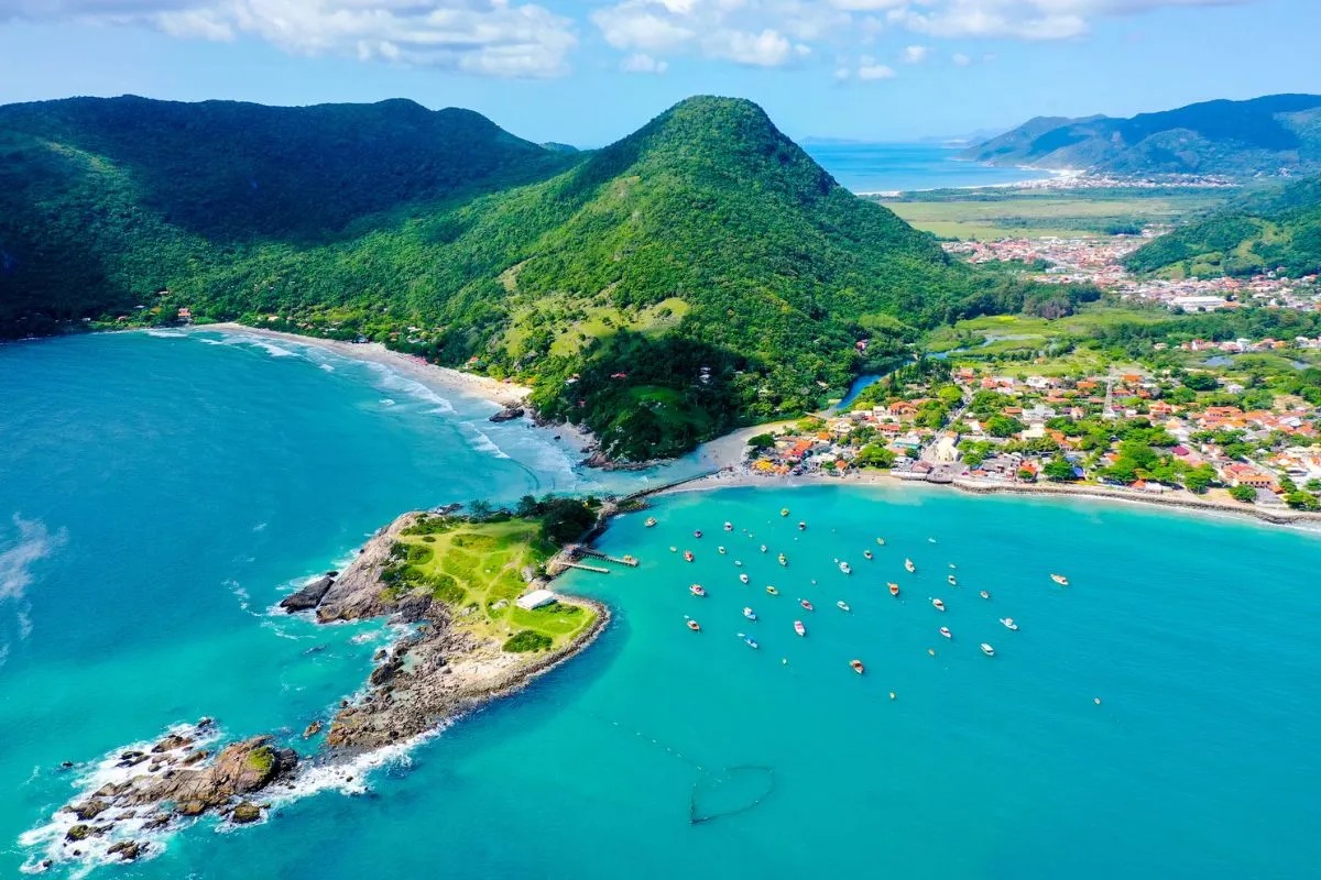 Florianópolis é o destino brasileiro mais procurado para o verão 2025