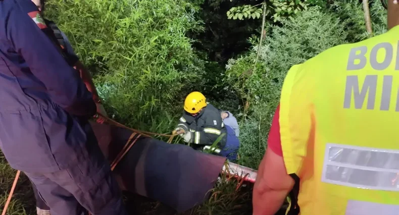 Carro cai em ribanceira na BR-101; casal precisou de resgate
