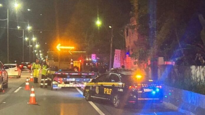 Mulher morre atropelada por caminhão na BR-101 em Biguaçu