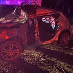 Mulher morre ao colidir carro contra poste em Ilhota