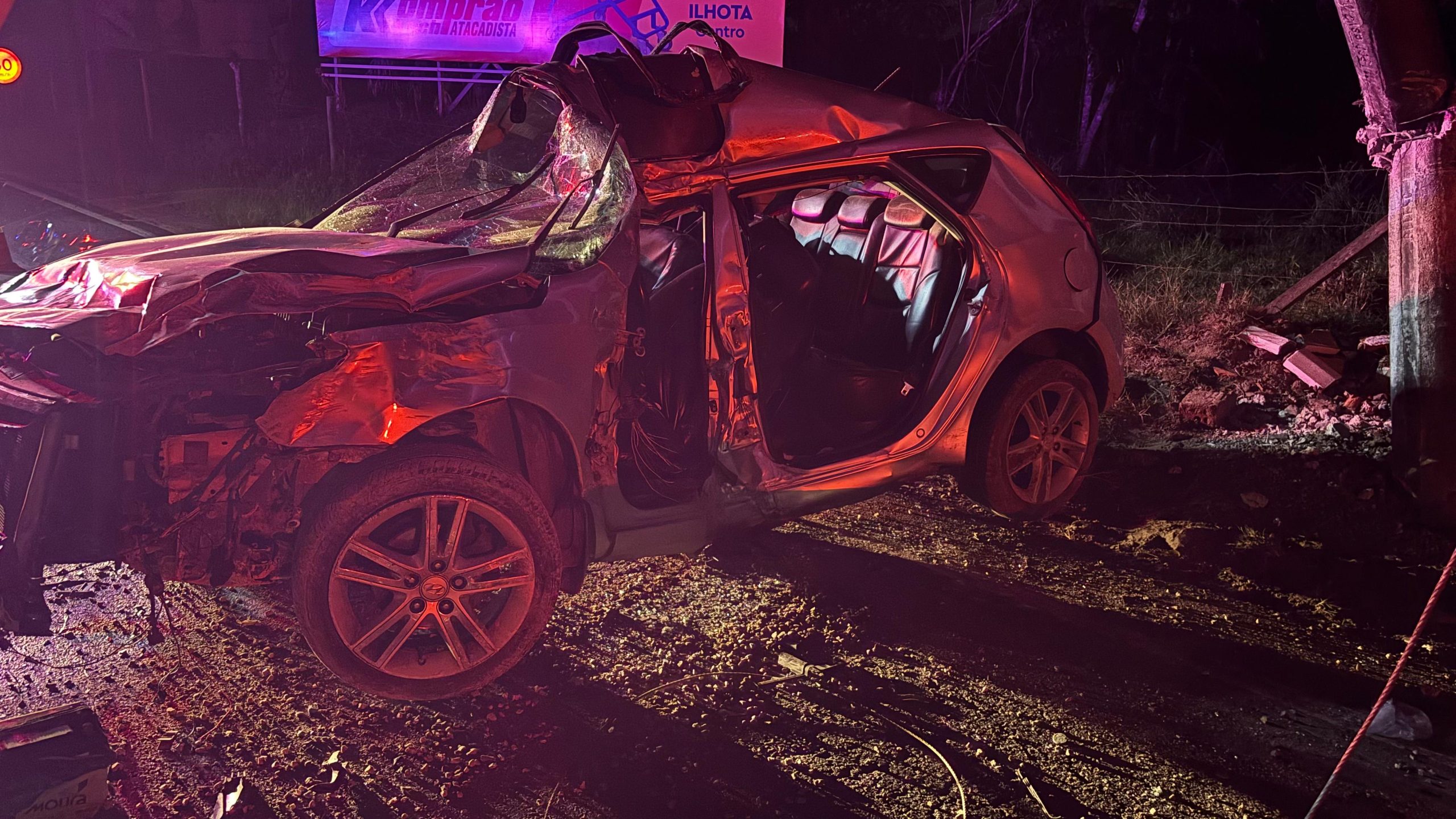 Mulher morre ao colidir carro contra poste em Ilhota
