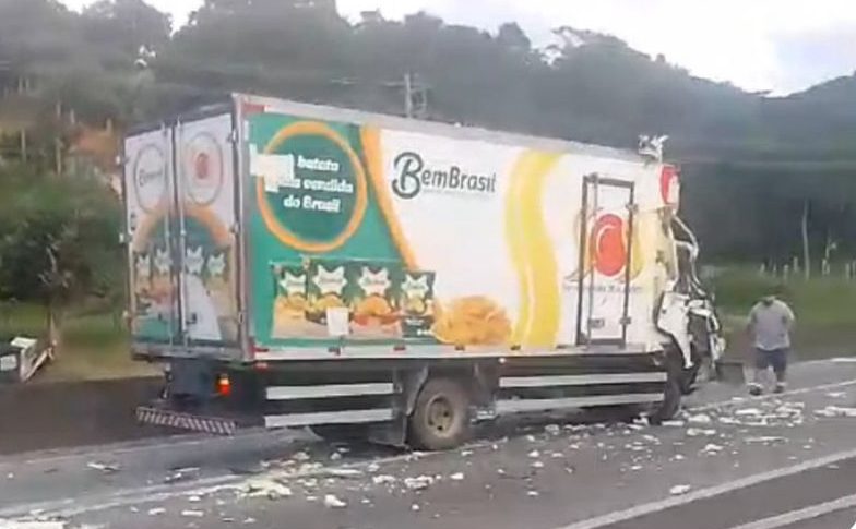 Colisão entre caminhão e ônibus prejudica trânsito na BR-101