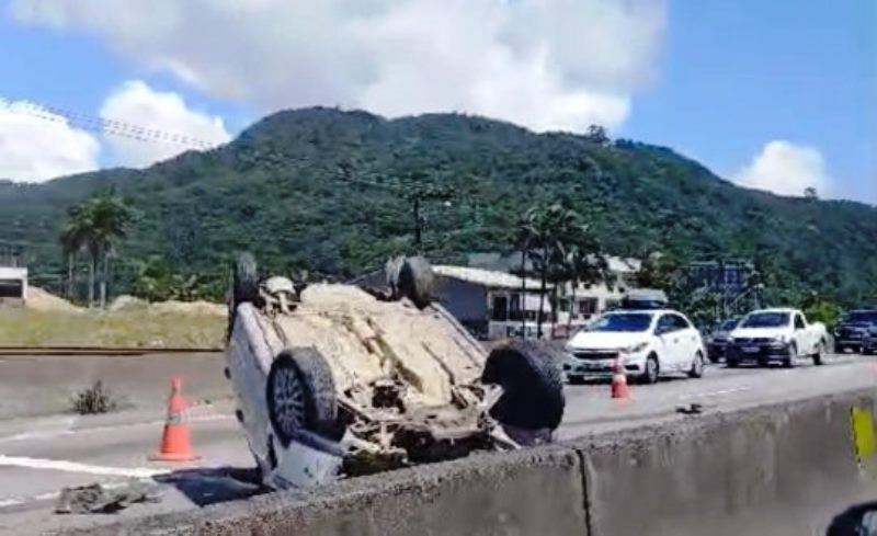 Acidente na BR-101 deixa carro com rodas para cima em Itapema