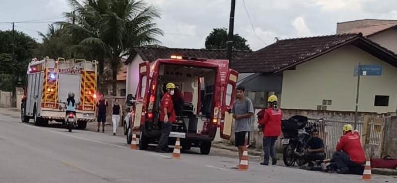 Vídeo: motociclista voa sobre carro após batida, mas sai ileso de acidente