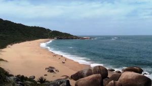 Alesc discute venda das terras na Praia de Taquarinhas em Balneário Camboriú