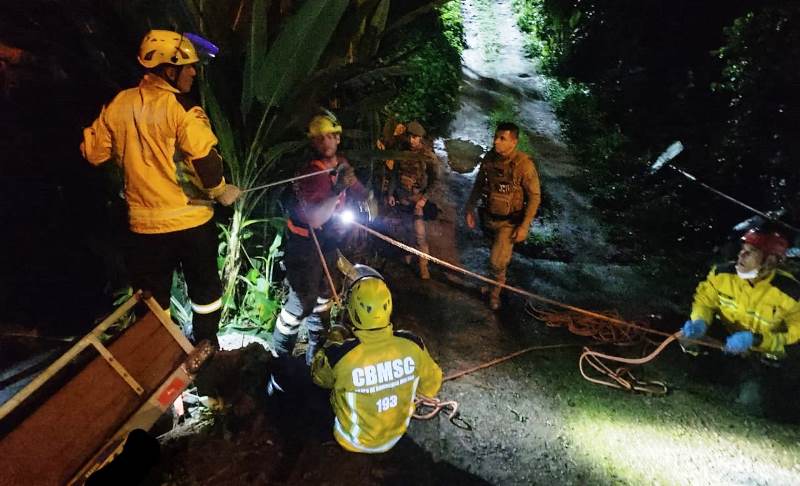 Casal com criança cai de carro em ribanceira em Florianópolis