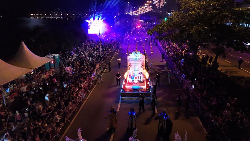 Desfile de Natal reuniu mais de 30 mil pessoas em Florianópolis