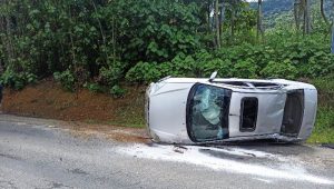 Motorista morre ao ser ejetado do carro em acidente em SC