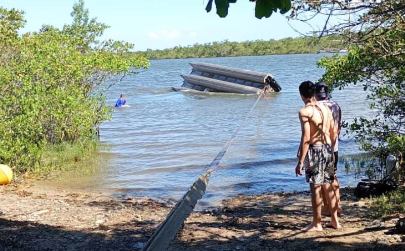 Bebê de oito meses sobrevive a naufrágio de barco em SC