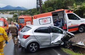 Acidente na rodovia da Praia Mole deixa duas pessoas em estado grave