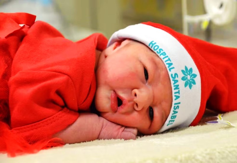 É Natal: bebês fazem ensaio fotográfico em maternidade de SC