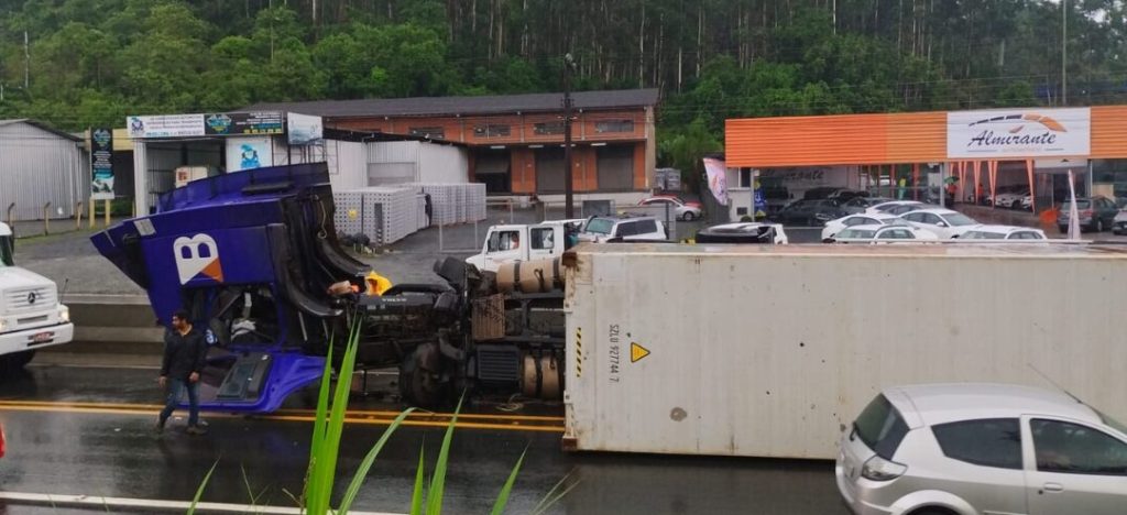 Tombamento de carreta interdita BR-470 em Blumenau