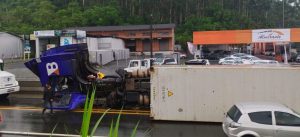 Tombamento de carreta interdita BR-470 em Blumenau