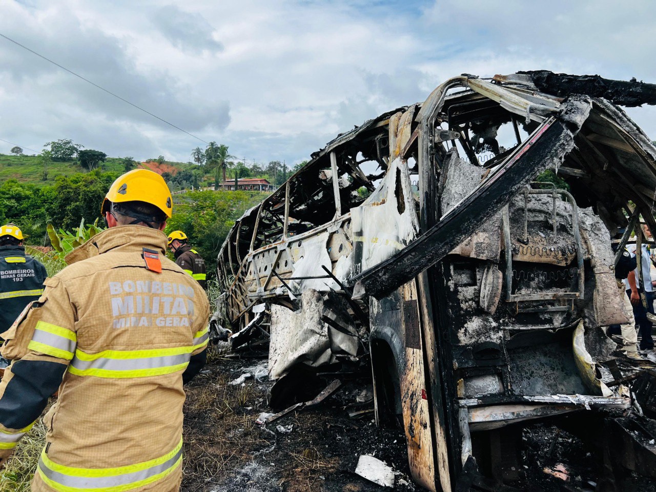 Sobe para 41 números de mortes em acidente de ônibus na BR-116 em MG