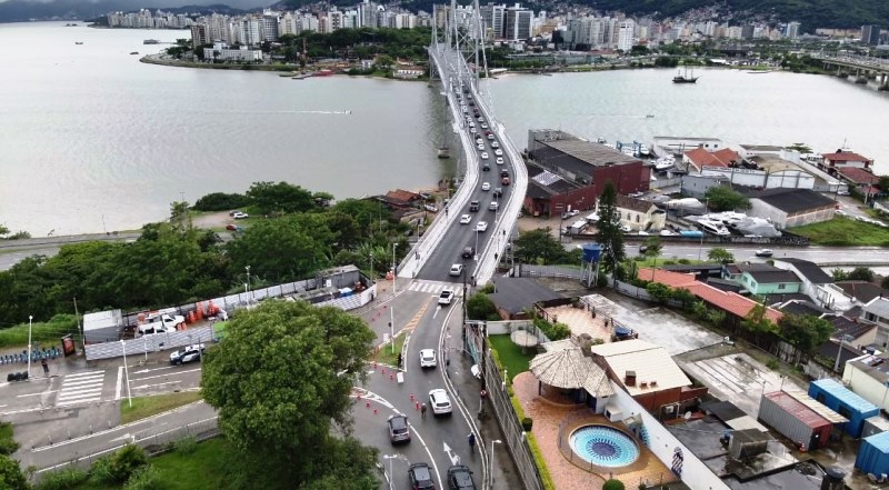 Vídeo: 1º dia de testes com mão única na Ponte tem lentidão e filas