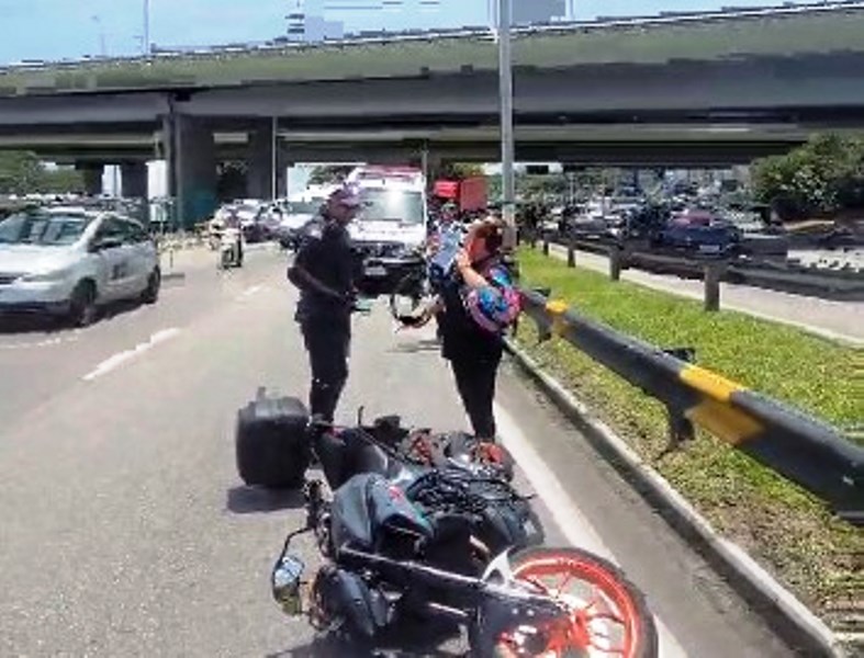 Ciclista é atropelado por moto embaixo de elevado em Florianópolis