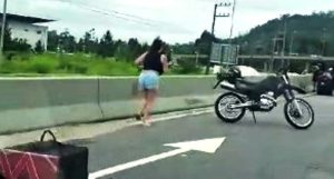 Vídeo: mulher corre para socorrer marido que se acidentou de moto em SC