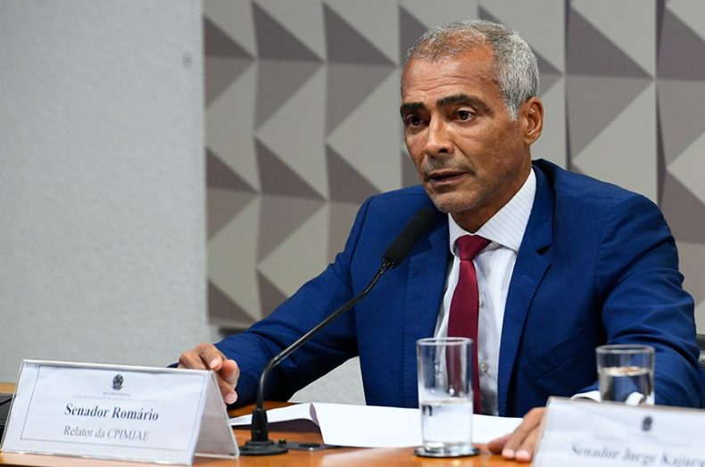 Romário abre mão de salário de senador durante a Copa