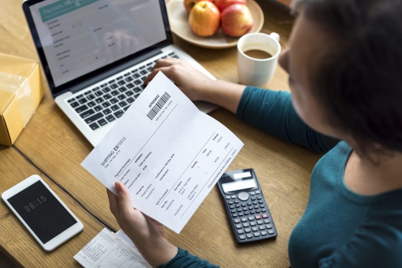 59% dos brasileiros vão usar o 13º para quitar dívidas ou pagar contas