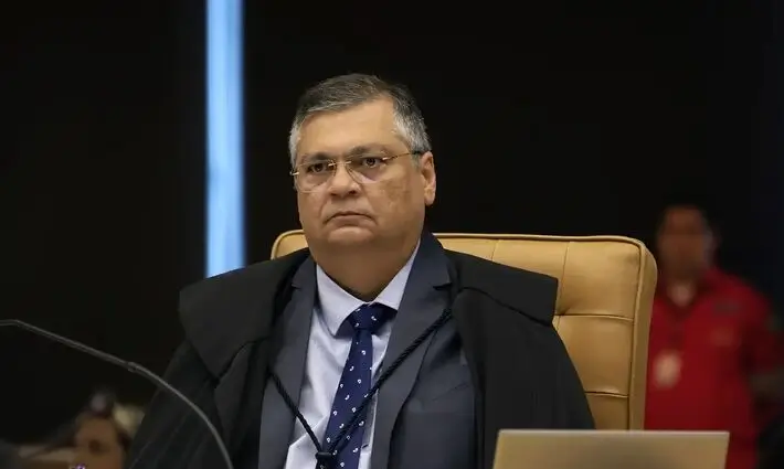 Ministro Flávio Dino suspende R$ 4,2 bilhões em emendas