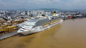 Dois navios transatlânticos atracam simultaneamente em Itajaí