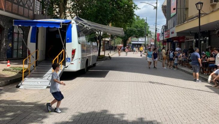 Blumenau faz blitz para orientar sobre uso de patinetes e ciclomotores