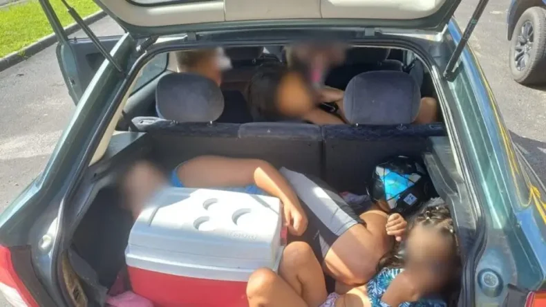 PRF multa pai de família que transportava as crianças no porta-malas