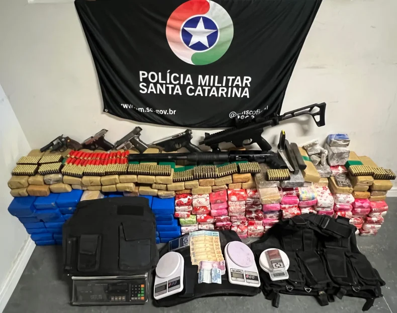 Polícia apreende armas e mais de 140 quilos de maconha na Capital