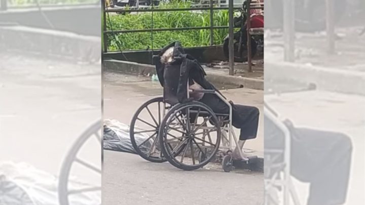 Vídeo: homem é flagrado andando com corpo da mãe em cadeira de rodas