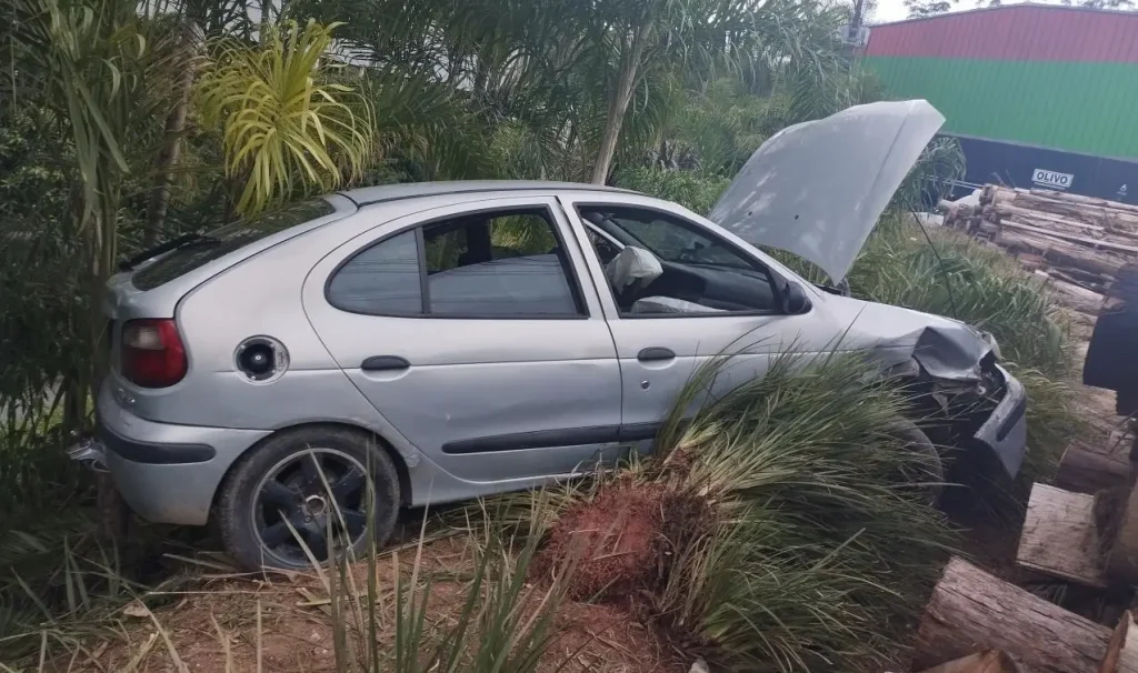 Motorista alcoolizado causa acidente, bate na esposa e é preso com maconha