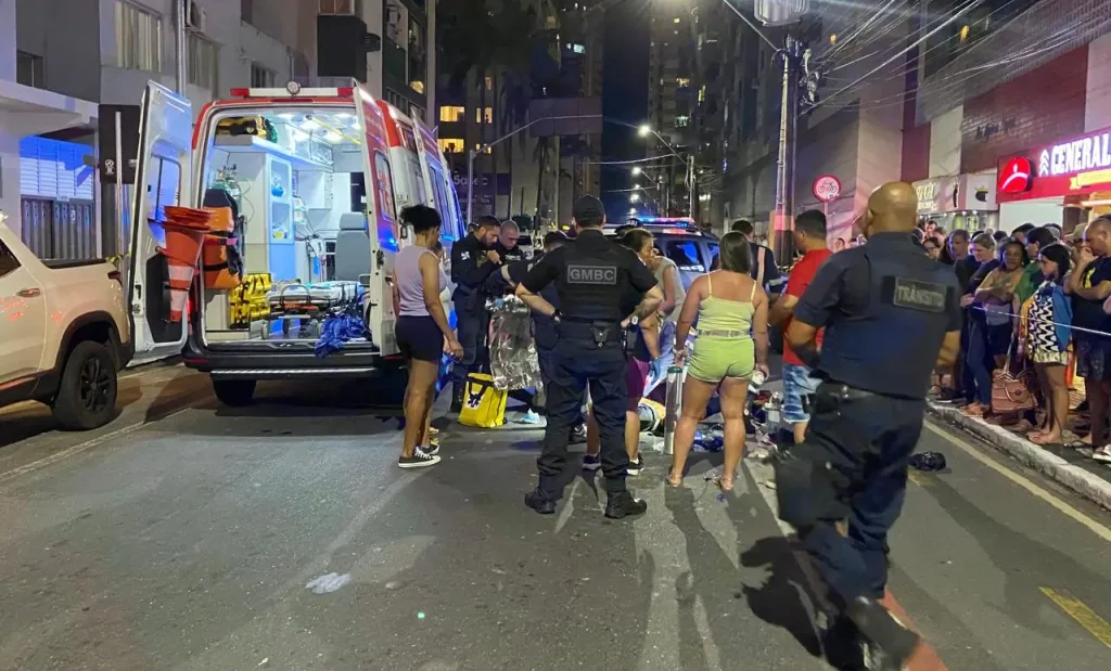 Morador de rua morre ao se jogar contra caminhão em Balneário Camboriú