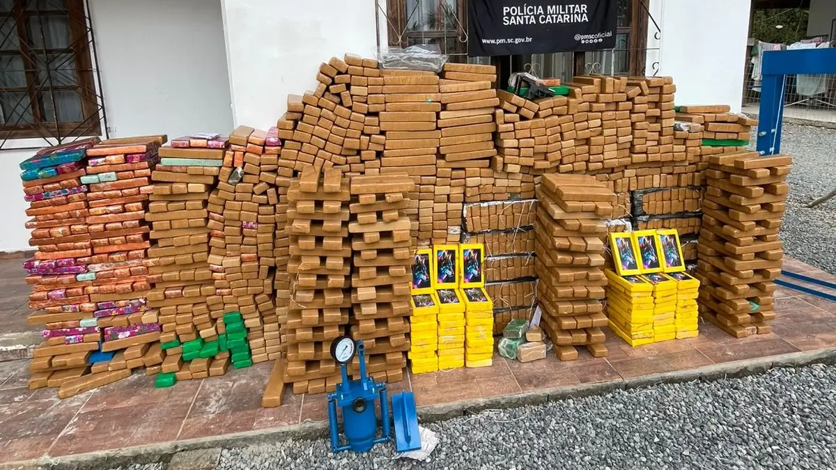 PM descobre esconderijo com mais de 800 quilos de drogas em SC
