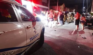 Motorista embriagada capota BMW e atinge outros veículos em Balneário Camboriú