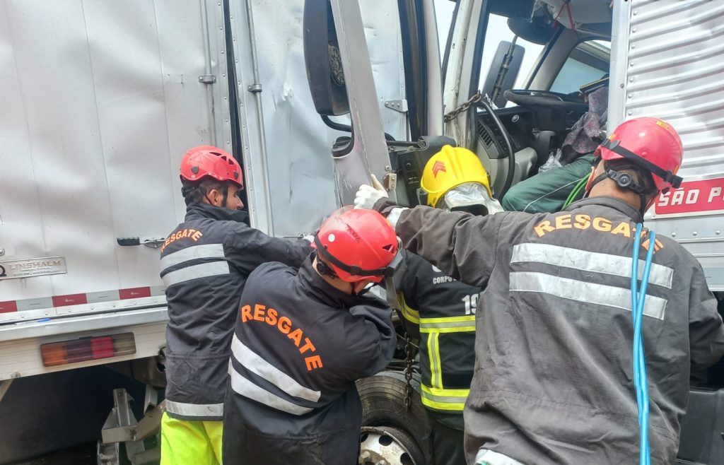 Acidente entre caminhões deixa vítima presa às ferragens