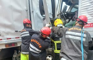 Acidente entre caminhões deixa vítima presa às ferragens