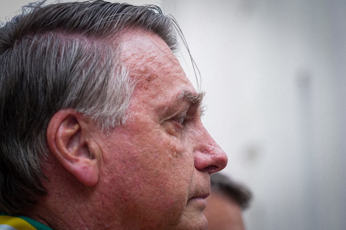 Vídeo: Bolsonaro chora no aeroporto por não ir à posse de Trump