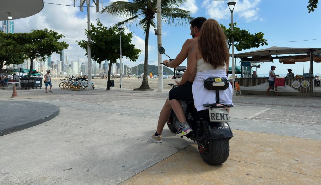 Após ser atropelada, prefeita de SC cria lei que regulamenta o uso de patinete elétrico