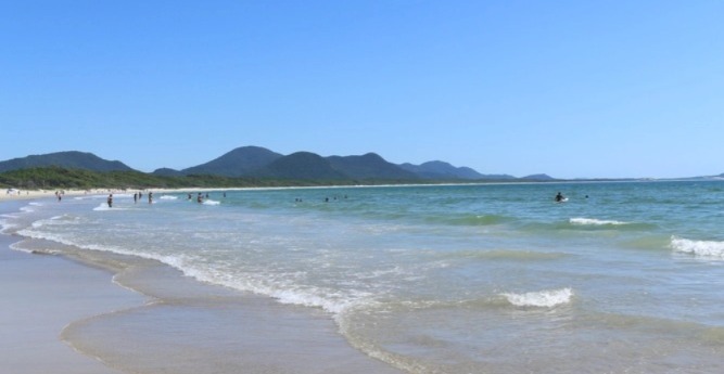 Corpo de homem é encontrado à beira de praia em Florianópolis