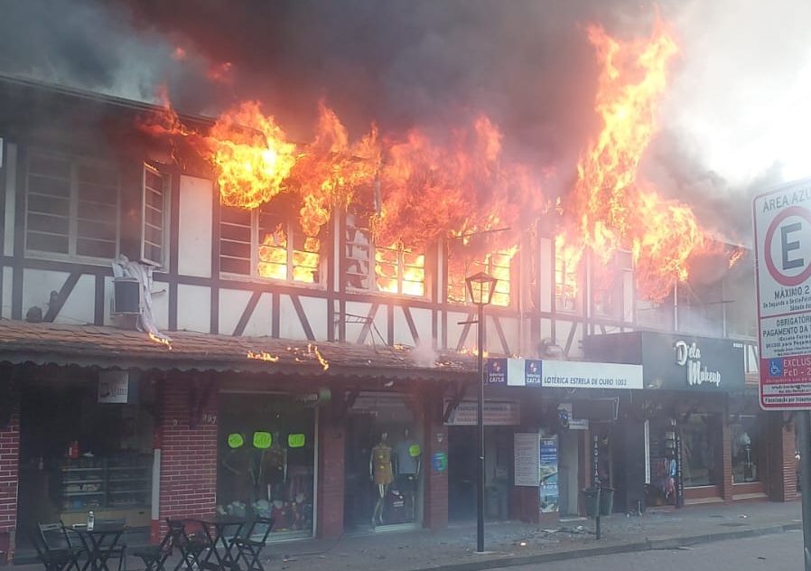 Incêndio de grandes proporções destrói lojas em Blumenau