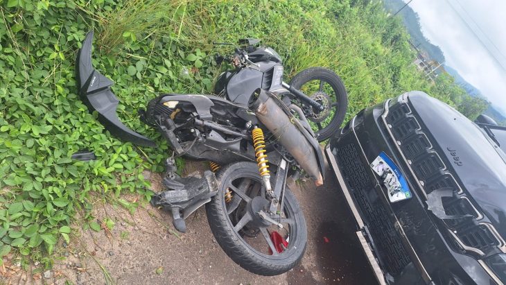 Motociclista fica em estado grave em acidente com três veículos