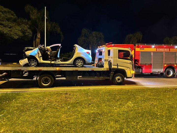 Vítimas ficam presas em veículo após acidente na Beira-Mar Norte