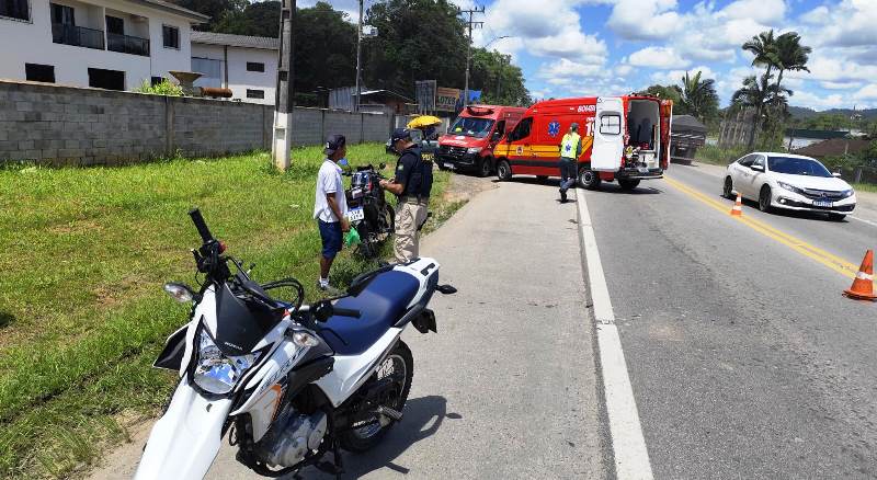 Motociclista fica ferido ao bater na traseira de caminhonete na BR-280