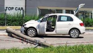Carro derruba poste na marginal da Via Expressa e deixa bairro sem energia