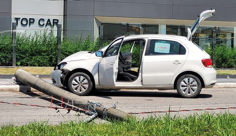 Carro derruba poste na marginal da Via Expressa e deixa bairro sem energia
