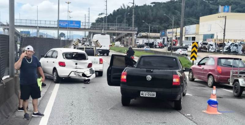 Engavetamento na BR-101 provoca oito quilômetros de fila em Itajaí
