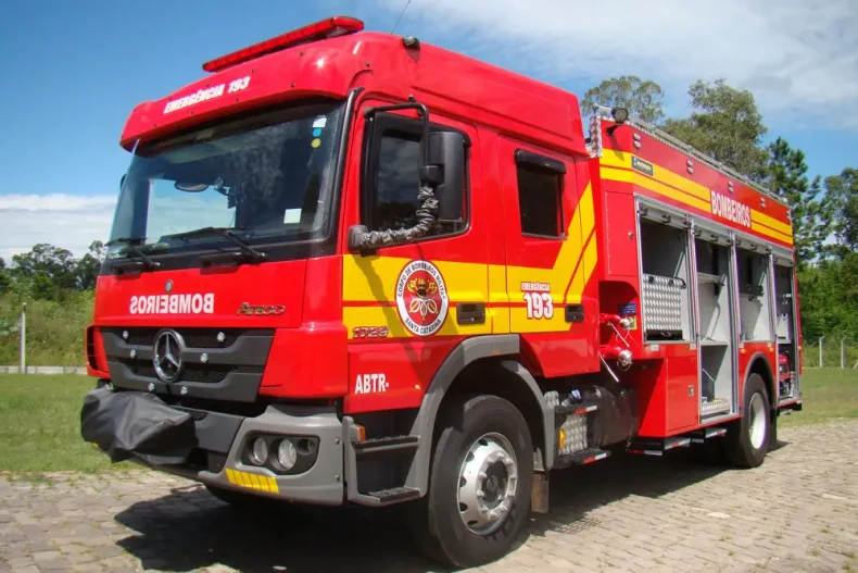 Incêndio destrói casa abandonada em Palhoça