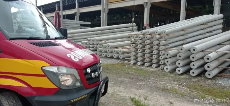 Poste de concreto cai em cima de trabalhador no Norte de SC