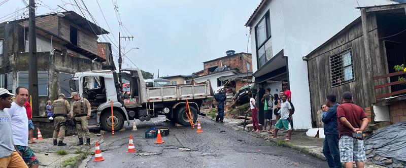 Caminhão sem freio atinge casas e carros na Transcaieira